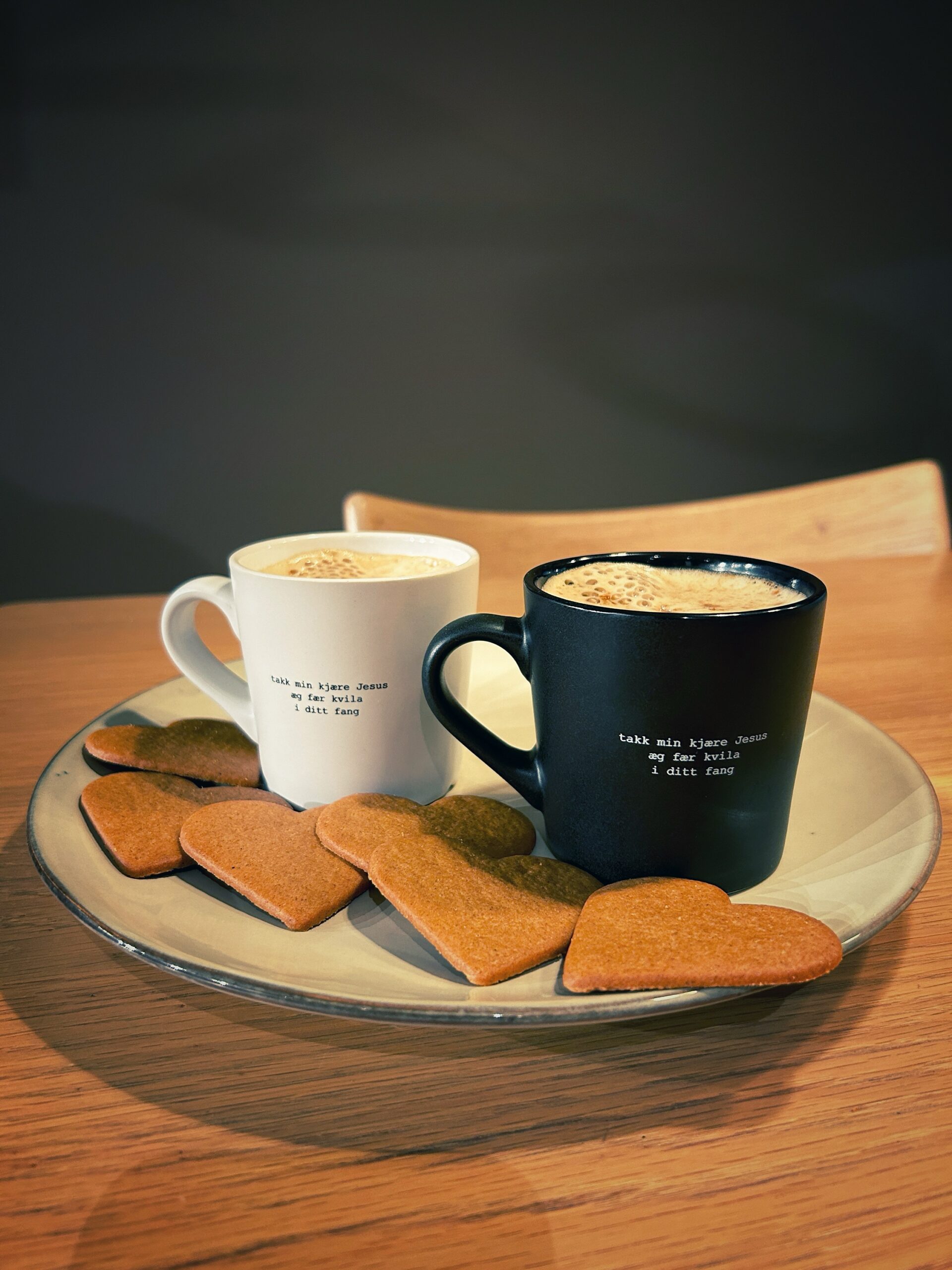 «Kvila i ditt fang» kaffekopp svart eller hvit